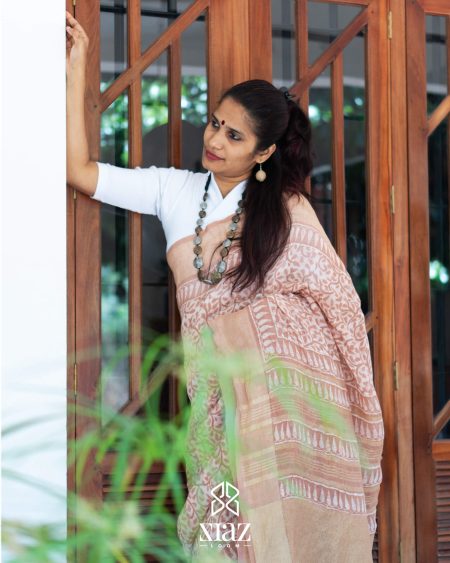 Siazloom Handloom Linen Saree with Creeper Patterned Batik Work (with Natural Dyes) – Beige.